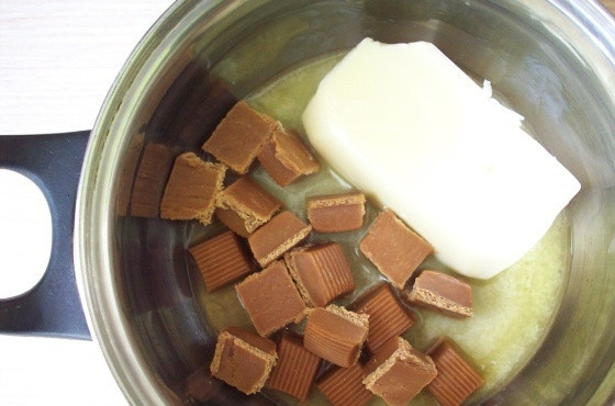 1. Этап. Кукурузный торт: Сливочное масло комнатной температуры положите в кастрюльку вместе с ирисками.