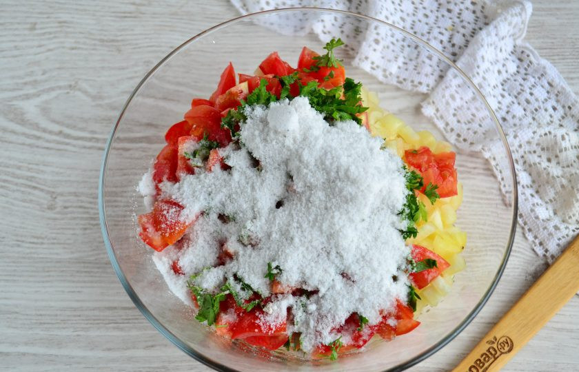 1. Этап. Овощная заправка на зиму: Засыпьте необходимым количеством соли.