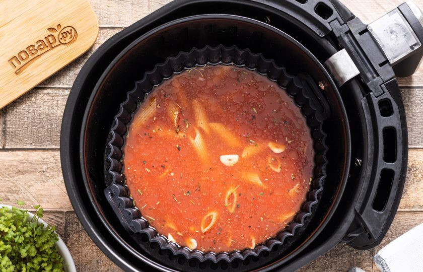 1. Этап. Макароны в аэрогриле: Все перемешайте и готовьте макароны примерно 25 минут при температуре 190 градусов.