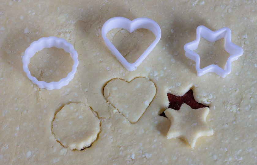 1. Этап. Творожное печенье с корицей и кунжутом: Достаем тесто из холодильника, раскатываем в пласт толщиной 0,5-0,7 см. и вырезаем формочками или стаканом печенье.