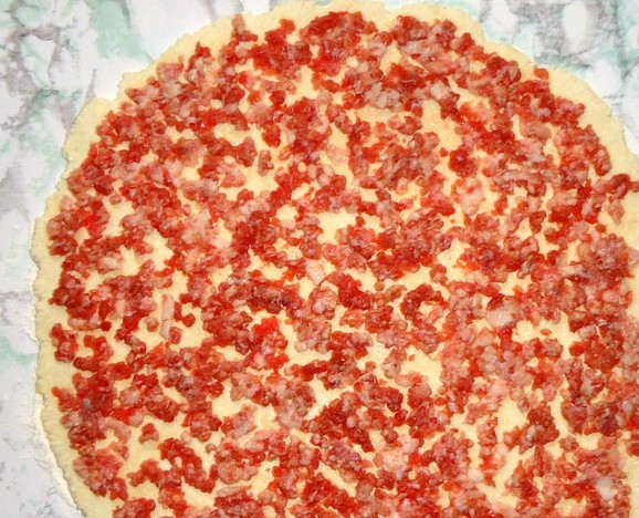 1. Этап. Творожный рулет с фаршем: Замешиваем тесто. Взбиваем яйца, добавляем соль, сахар и соду. Всыпаем муку и кладем творог. Тесто должно быть тугим. Раскатываем из него тонкий пласт. Кладем сверху фарш.