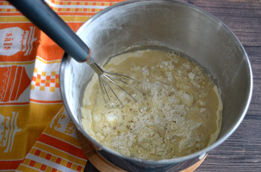 1. Этап. Кукурузный хлеб на дрожжах: Влейте в сухую смесь теплую воду, замесите тесто вручную или с помощью миксера.