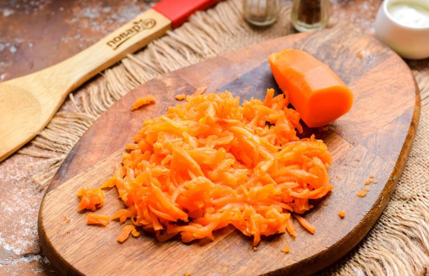 1. Этап. Салат Чингисхан со свеклой: Также натрите на средней терке вареную морковь.