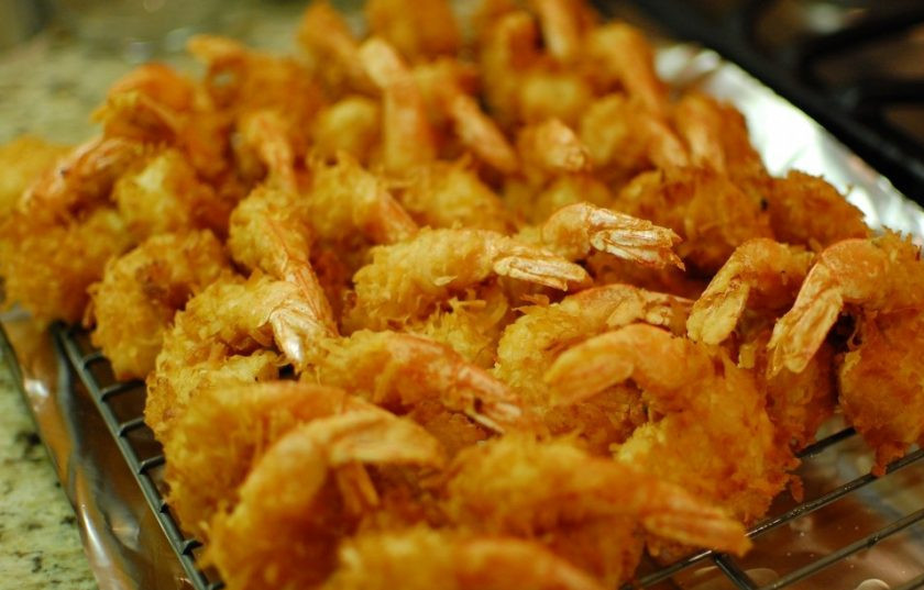 1. Этап. Карибские креветки: 8. Выложите приготовленные креветки на решетку, чтобы стекло лишнее масло, остудите и подавайте к столу.