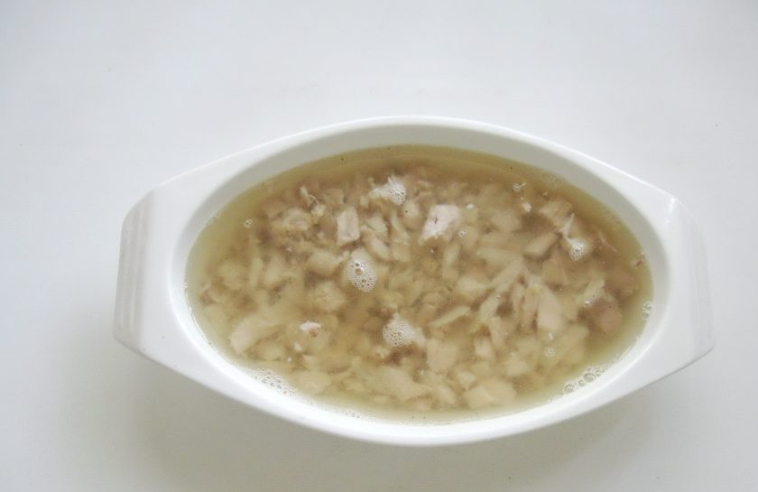 1. Этап. Заливное из индейки: Добавьте измельченный чеснок и залейте бульоном.