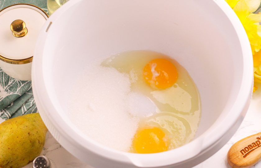 1. Этап. Шарлотка с грушами в аэрогриле: Вбейте куриные яйца в емкость кухонного комбайна или миксера. Всыпьте сахарный песок и соль. Можно добавить ванильный сахар, пару щепоток молотой корицы. Взбейте в течение 3-4 минут в пышную пену.