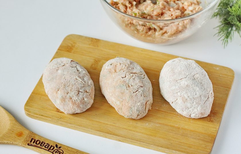 1. Этап. Рыбные котлеты Монастырские: Сформируйте из фарша котлеты и обваляйте их в муке. Муку по желанию можно заменить на панировочные сухари.