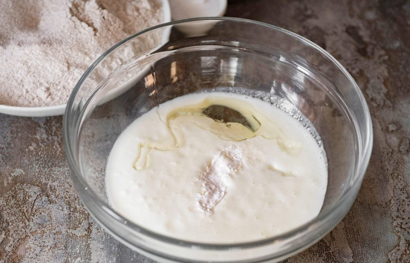 1. Этап. Ржаные лепёшки на кефире: В миску залейте кефир, добавьте соду, соль, растительное масло.