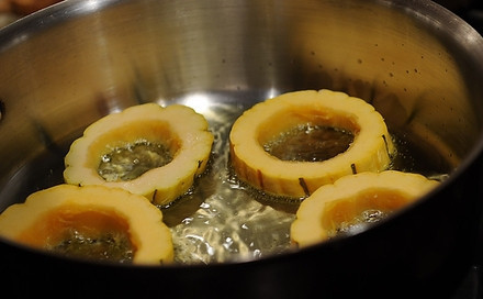 1. Этап. Закуска из тыквы: И обжариваем кольца тыквы с двух сторон в сотейнике в большом количестве масла. можно использовать фритюрницу.