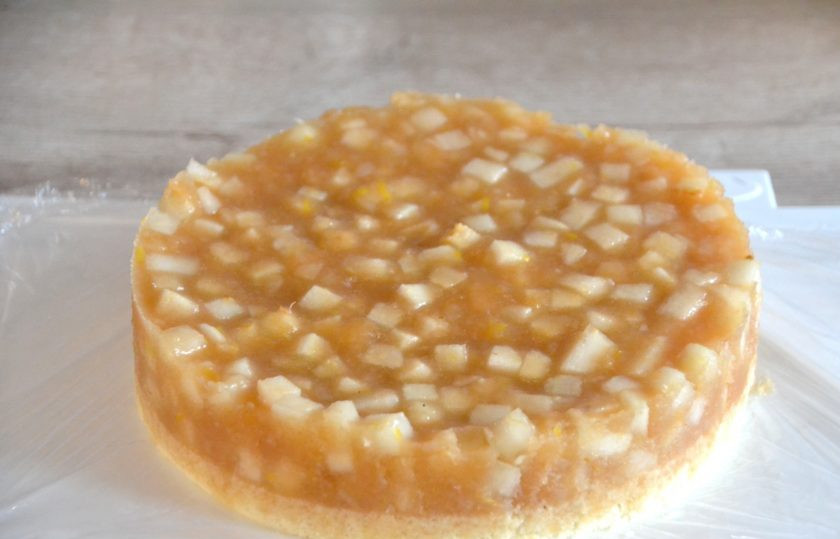 1. Этап. Торт Груши в карамели: Достаньте из формы грушевое конфи с миндальным бисквитом.