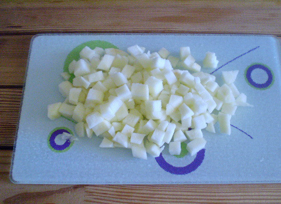 1. Этап. Диетическое желе из фруктов: 4. Яблоко очищаем от кожуры и семечек. Нарезаем на кубики.