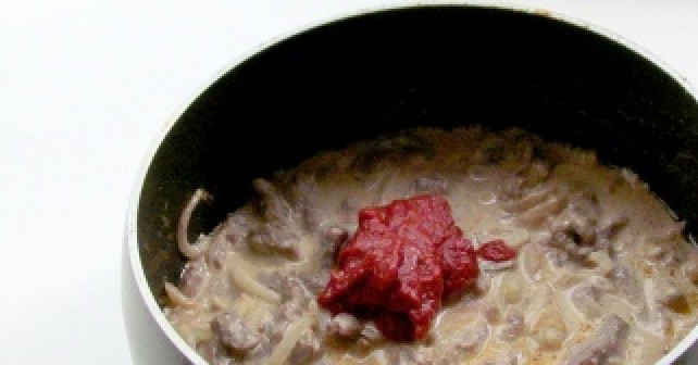 1. Этап. Бефстроганов в томатном соусе: 4. В самом конце добавляем томатную пасту и доводим до готовности. Я заливаю мясо стаканом воды, накрываю крышкой и протушиваю еще около 20 минут.