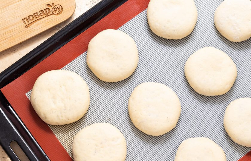 1. Этап. Постные пирожки с повидлом: Выложите пирожки на силиконовый лист или пергамент для выпечки. Накройте пирожки полотенцем и дайте им 10-12 минут подняться.