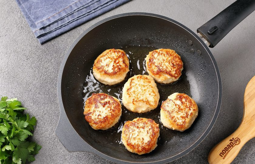 1. Этап. Куриные тефтели в духовке в сливочно-сырном соусе: Сформируйте из фарша тефтели и обжарьте их на сильном огне с двух сторон до румяной корочки.