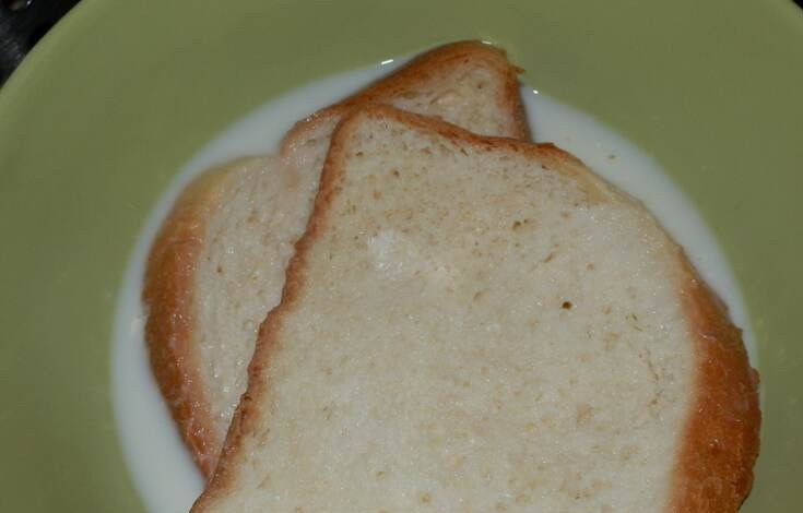 1. Этап. Зразы из фарша: Белый хлеб замочить в молоке.