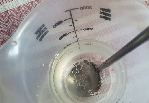 1. Этап. Хлеб Воздушный: Взболтать воду и растительное масло, влить в мучную смесь и замесить тесто.