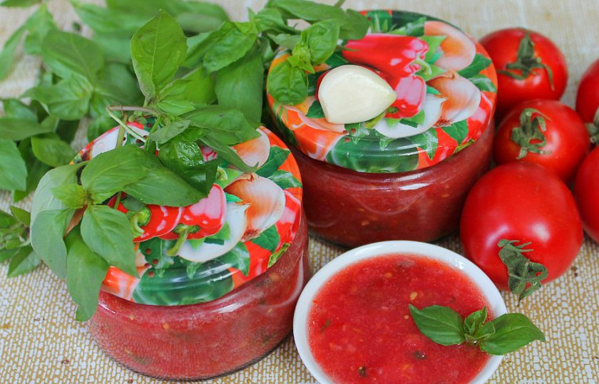 1. Этап. Аджика из помидоров без варки: Аджику выкладываем в сухие банки и плотно закрываем крышками. Храним в холодильнике.