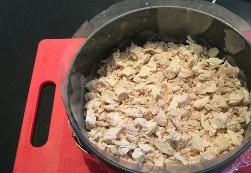 1. Этап. Заливное «Зелёная полянка»: Отварную курицу порезать небольшими кубиками и выложить на дно формы слоем примерно 4 сантиметра