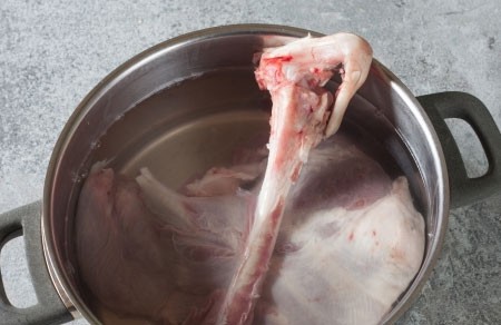 1. Stage. Boiled lamb: For cooking, we take the hind leg of the lamb. In order for everything to fit well into the pan, separate the meat from the bone, place it in the pan with the bone, during the cooking process we will turn the bone over so that it cooks evenly. Pour in water, add pepper. Cook after boiling for 1.5 hours removing the foam, then salt and boil for another 20 minutes.