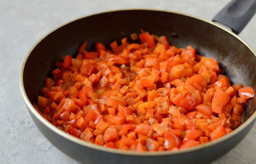 1. Этап. Армянский газаров перец: Затем добавьте томатную пасту, обжарьте овощи еще 1-2 минуты и влейте воду. Посолите и варите под крышкой 5-6 минут.