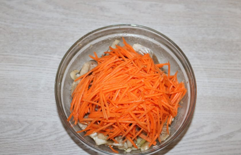1. Этап. Хе из сельди по-корейски: Добавьте морковь.