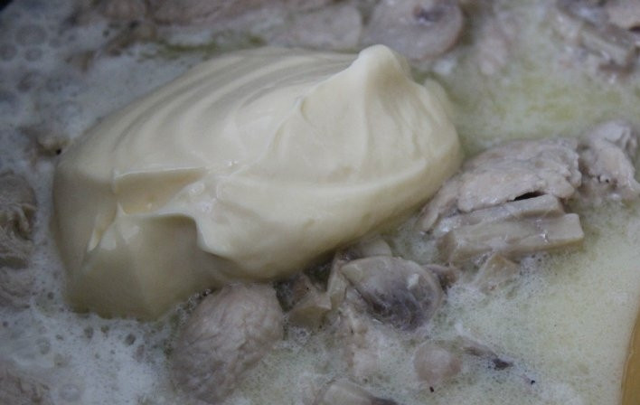 1. Этап. Индейка в сырном соусе: 4. Добавляем сливки и сыр, перемешиваем и тушим на слабом огне.