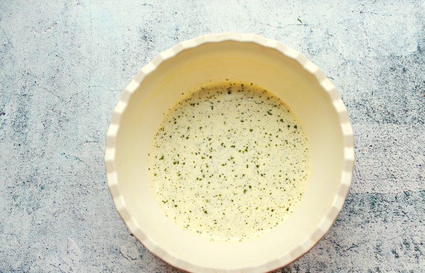 1. Этап. Мятные кексы: Влейте в яйца молоко и мятное масло, взбейте до однородности.