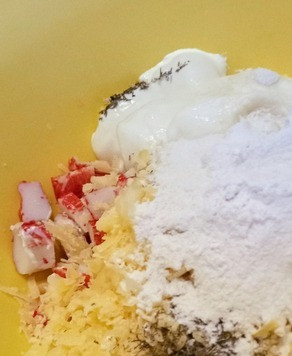 1. Этап. Оладьи с крабовыми палочками: К крабовым палочкам добавить сыр, сметану, муку, яйцо, чеснок и укроп. Тщательно перемешать.