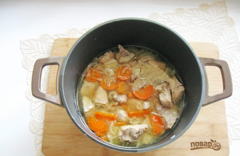 1. Этап. Свинина с фасолью в томатном соусе: Когда свинина с овощами будет практически готова, посолите и поперчите мясо.