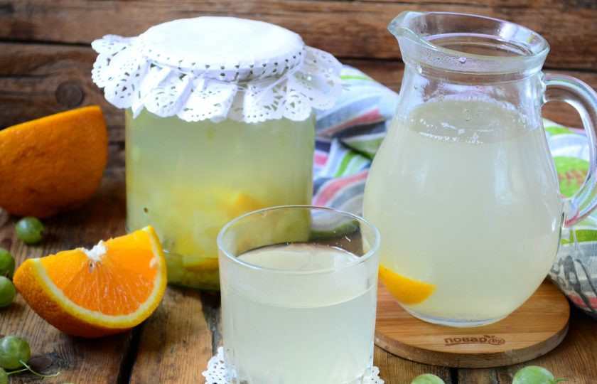 1. Этап. Компот из крыжовника с апельсином на зиму: Разлейте компот по банкам и закатайте металлическими крышками. Обратите внимание: в банки нужно отправлять не только сам компот, но и крыжовник и дольки апельсина, тогда в процессе остывания и настаивания он еще больше насытится вкусом и ароматом ягод.