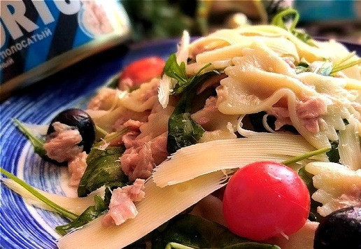 1. Этап. Салат с консервированным тунцом и фарфалле: Этих ингредиентов хватит на 2 порции. Выкладываем салат в тарелки и присыпаем натёртым сыром. Я сыр довольно крупно натёрла стружкой, используя тёрку для корейской моркови.