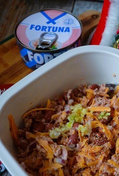 1. Этап. Фасолевый салат с тунцом 5 Минут: Заправить майонезом и горчицей. Добавить молотый чеснок и смесь перцев. Перемешать