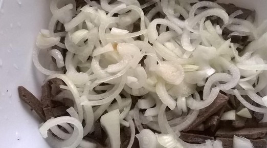 1. Этап. Салат из свиной печени: Слейте маринад с лука. Добавьте его к рису с печенью.