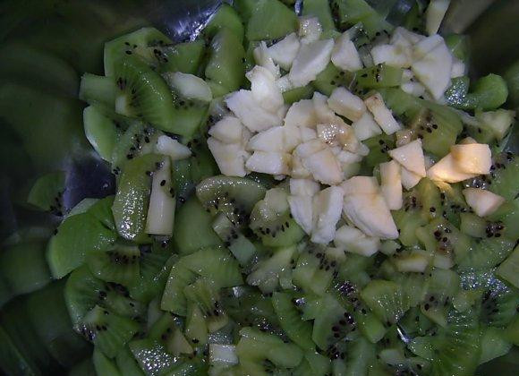 1. Этап. Варенье из киви: Туда же добавляем мелко нарезанные бананы.