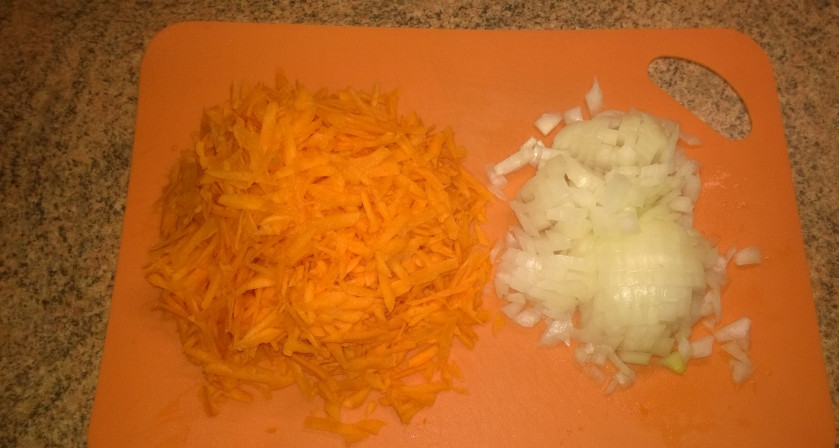 1. Этап. Слоеный торт с рыбой: 2. Лук порежьте не крупно, морковь натрите на крупной овощной терке.