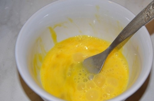 1. Этап. Заливной пирог с капустой: 7. В миску вбиваю 2 яйца, немного солю и взбиваю их.