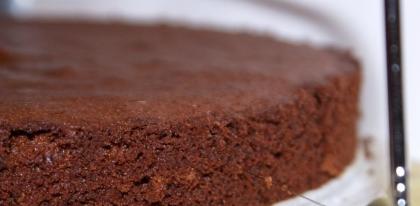 1. Этап. Рождественский торт с черносливом: 9. Немного остывший бисквитный корж достаю из формы и разрезаю на 2 коржа, затем каждый еще на 2 части, получается 4 равных полукруга.