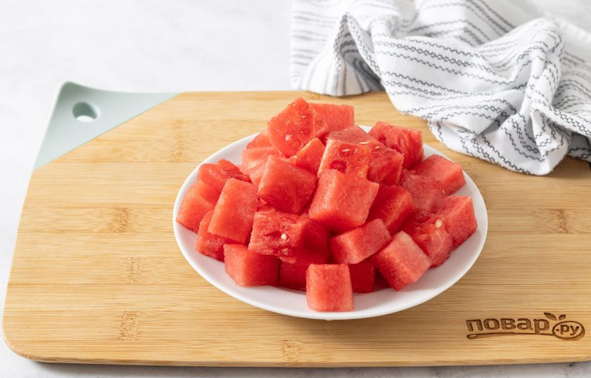 1. Этап. Тунец из арбуза: Арбуз очистите от кожуры, нарежьте крупными кубиками.