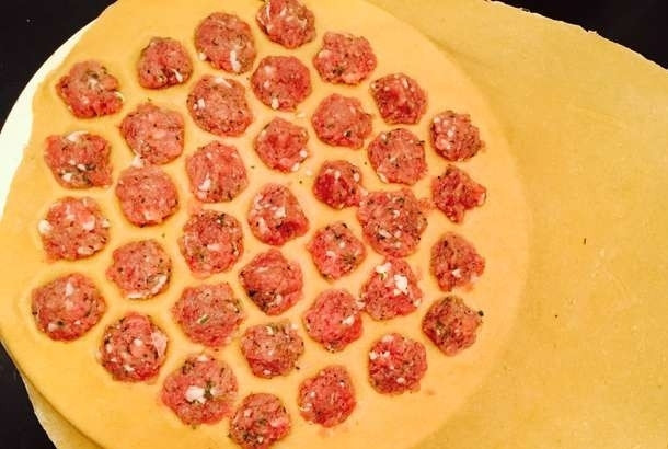 1. Этап. Пельмени по Дюкану: 4. Фарш смешайте с мелко нарубленным луком, добавьте соль по вкусу. На пельменницу поместите один из пластов теста, заполните ее фаршем.