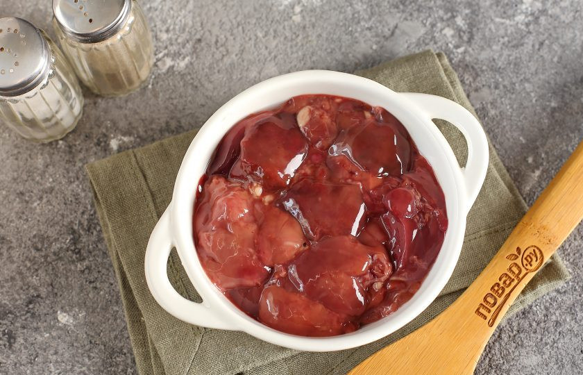 1. Этап. Диетическая печень: Печень нарежьте небольшими кусочками, посолите, поперчите и выложите в смазанную маслом форму для запекания.