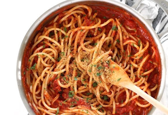 1. Этап. Паста с томатным соусом и панировочными сухарями: 6. Добавьте в сковороду ранее обжаренные панировочные сухари и свежую зелень.