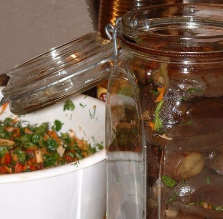 1. Этап. Маринованные баклажаны на зиму: 5. Начините полученной массой баклажаны, опустите в банки и плотно прижмите. Банки заранее подготовьте.