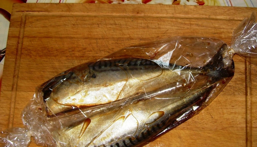 1. Этап. Скумбрия, запеченная в пакете: 4. В среднем она готовится около 40 минут. Когда она приготовится, достаем ее, прокалываем рукав и даем рыбе 