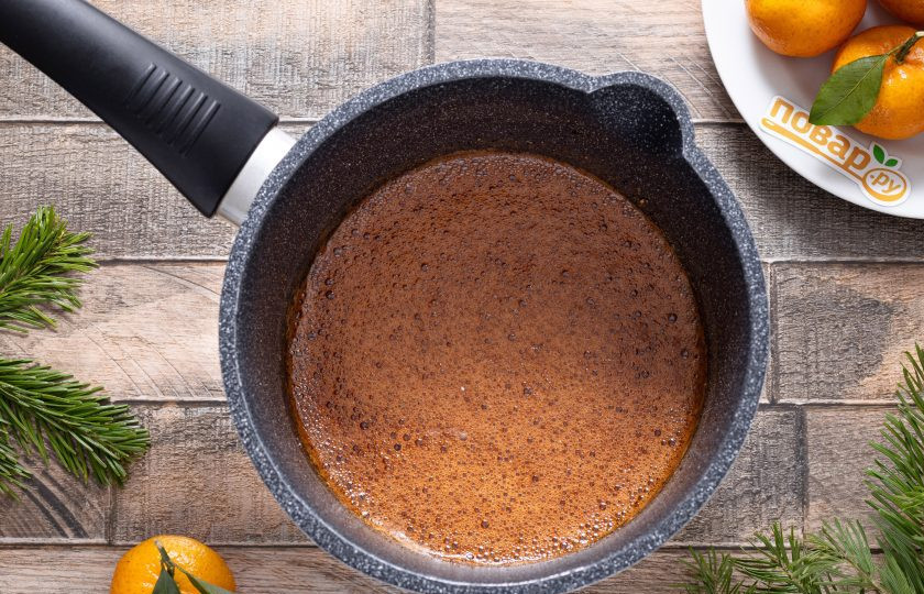 1. Этап. Домашнее имбирное печенье: Добавьте мед, размешайте смесь до однородности. Затем добавьте соду. Смесь должна сразу стать светлее и пышнее.