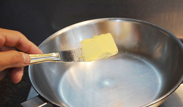 1. Этап. Омлет кусочками: 1. Сразу отправьте на огонь сковороду и добавьте сливочное масло. Оно должно хорошо растопиться, но не гореть. Если вы используете в рецепте приготовления омлета кусочками овощи, например, или колбаски, тогда смело можно взять и растительное масло.