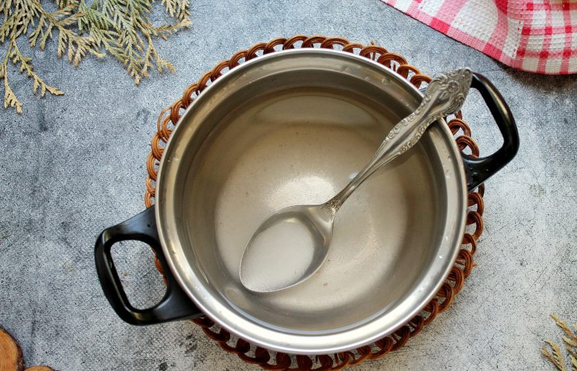 1. Этап. Компот из красной рябины на зиму: Добавьте в кастрюлю сахар и поставьте на средний огонь. Доведите все до кипения и варите в течение трех минут.