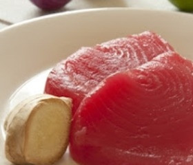 1. Этап. Тартар из тунца: Подготовьте продукты. Помойте филе тунца и очистите имбирь.