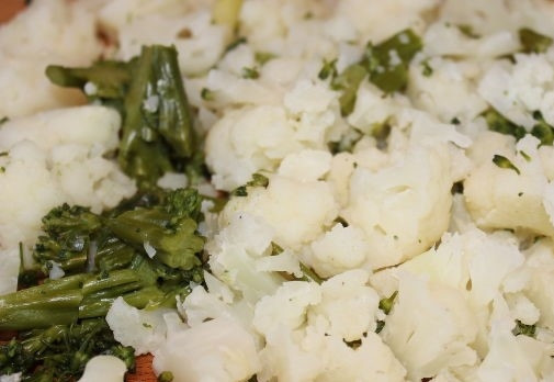 1. Этап. Брокколи в мультиварке Редмонд: 4. Пропаренную капусту разрежьте на еще более мелкие кусочки.