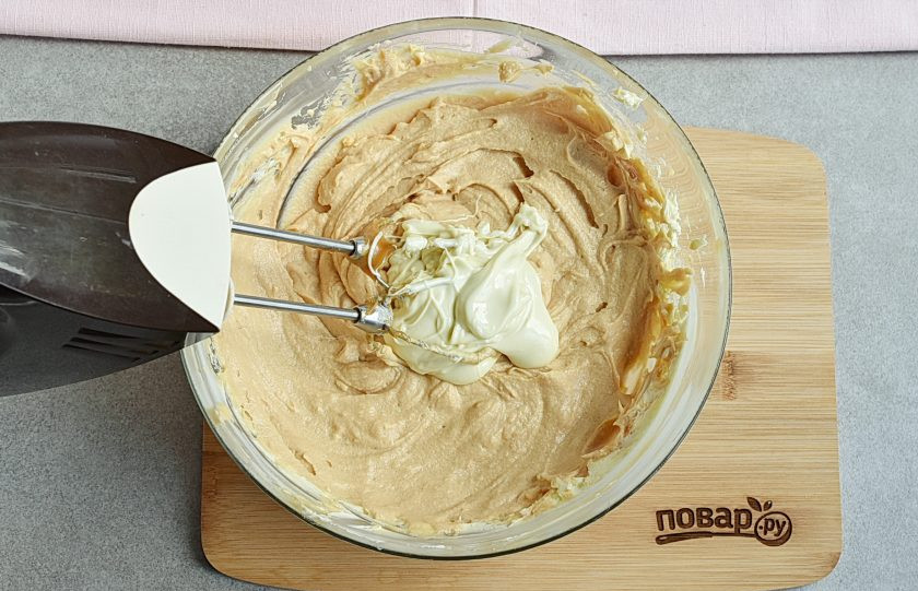 1. Этап. Крем для вафельных коржей: Добавьте шоколад в крем и еще раз взбейте.