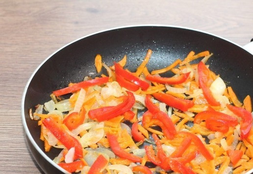 1. Этап. Крем-суп из поленты с сухариками: 4. Затем кладем сладкий перец...